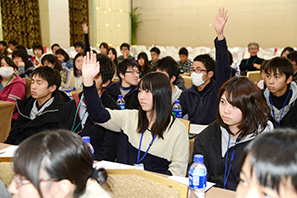 (1)JETRO北京事務所で所長による講義(12/19) 積極的に質問する日本の高校生