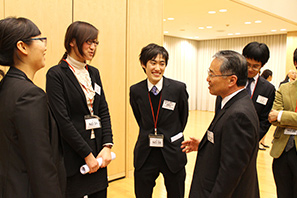 イオン幹部と歓談するの日本の高校生