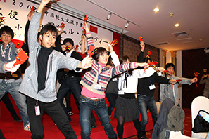 (3)フェアウエアパーティー(12/22) パフォンマンスをする日本の高校生(青島市)