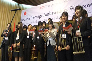 インドネシア国歌を歌っている日本高校生