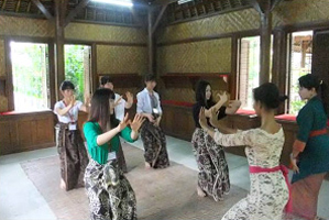 バリ島で伝統舞踊を習っている様子