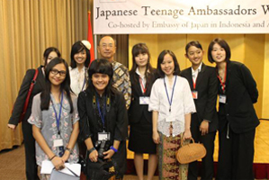 在インドネシア日本大使館で鹿取大使を囲む両国の高校生