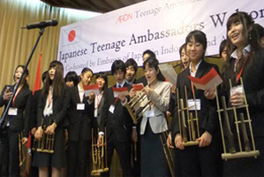 在インドネシア日本大使館でインドネシア国歌をインドネシア語で歌っている日本の高校生