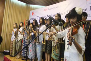 伝統楽器アンクルーンで「君が代」を演奏しているインドネシアの高校生
