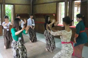バリ島で伝統舞踊を習っている様子