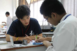 ジャカルタ市アルイザール高校で英語の授業に参加している日本の高校生
