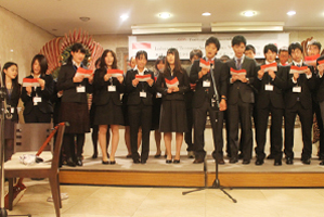 駐日インドネシア大使館歓迎会でインドネシア語でインドネシア国歌を歌う日本の高校生