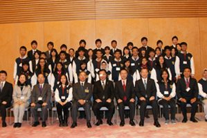 首相官邸訪問で野田首相と記念撮影をする両国の高校生たち