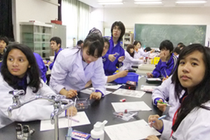 東京都立西高校で生物の授業に参加するインドネシアの高校生