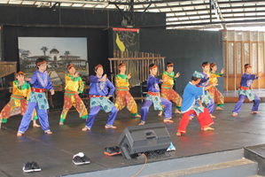インドネシア伝統衣装に身を包み、舞踊体験をする日本高校生