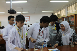 化学の実験に参加する日本高校生