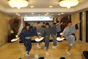 日本の伝統舞踊 「寿」 を披露する日本高校生
