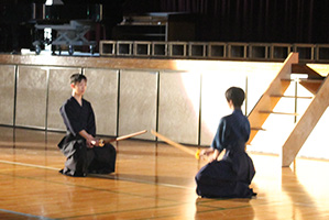 歓迎式で剣道のパフォーマンスをする日本高校生