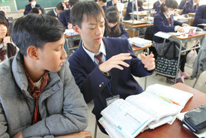授業内容をペアに説明する日本高校生