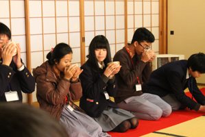 ペアの日本人高校生と共に茶の湯にチャレンジするインドネシア高校生