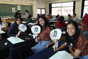自分で漢字を書き入れた「マイうちわ」に笑顔のインドネシア高校生