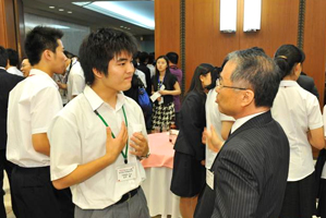 大使館歓迎会でイオン幹部と歓談する日本の高校生 (駐日中国大使館歓迎会)