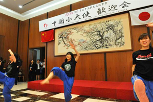 大使館歓迎会でモダンダンスを披露する日本の高校生 (駐日中国大使館歓迎会)
