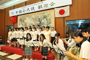 大使館歓迎会で中国の歌「太海」を合同で披露する 両国の高校生(歌：中国高校生、演奏：日本高校生) (駐日中国大使館歓迎会)