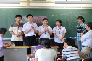 体験授業で日本学生の質問攻めに合う中国の高校 (筑波大学附属高等学校)
