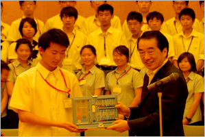 首相官邸訪問で東日本大震災被災地への贈り物を 菅首相に贈呈する北京私立匯佳学校の高校生