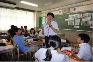 筑波大学附属高等学校での体験授業に 参加する北京の高校生