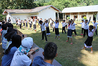 体操を披露する小学校の生徒たち