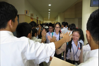 体験入学で日本高校生から歓迎を受けるラオス高校生