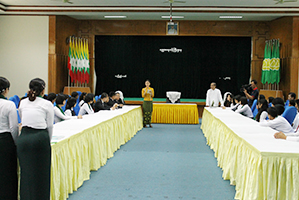 教育省の担当者がミャンマーの教育事情について説明