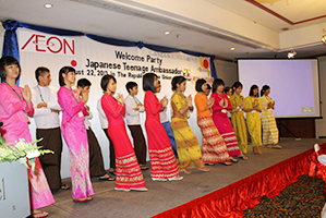 伝統舞踊を披露するミャンマー学生