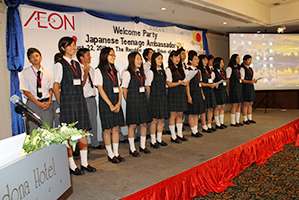 歌を披露する沖縄尚学の学生