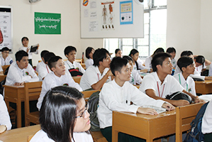 ミャンマーの授業を体験する沖縄尚学生(カマユ高校)