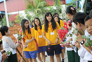 イオンガンゴースクールの子どもたちに迎えられる沖縄尚学生