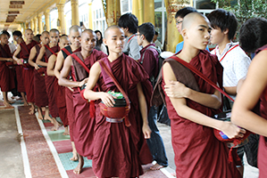次から次へと現れる約500名の托鉢僧