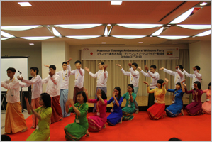 ミャンマー高校生によるパフォーマンス(ミャンマーの伝統的な踊り)