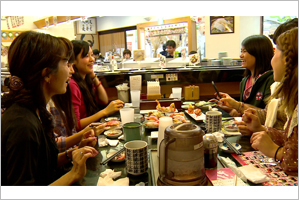 ホストファミリーと一緒にお寿司屋さんで外食右奥カマユ高校 ス ミャジーター