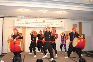 沖縄尚学生のパフォーマンス(エイサー琉球踊り)