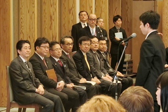 表敬の挨拶と今回の活動についてスピーチする日本高校生