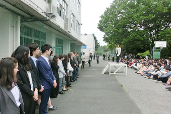 筑波大学附属高等学校の全校生徒が校庭に集まり、各国代表を歓迎