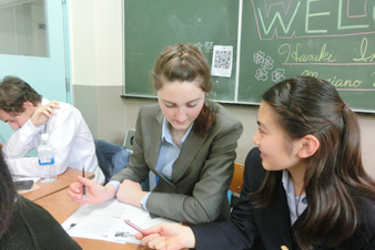 ペアの日本人学生とともに英語の授業を受けるドイツ代表の参加者
