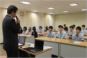 ジェトロ・ハノイ事務所でベトナムの経済状況についての講義を真剣に聞く日本の高校生