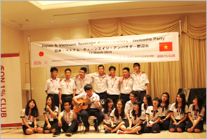 「Xinh Tuoi Viet Nam」(綺麗なベトナム)を歌うベトナムの高校生
