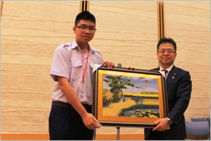 ベトナムの高校生より世耕官房副長官への記念品の贈呈