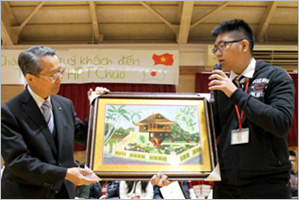 盛岡中央校長へ記念品を贈呈するベトナム高校生