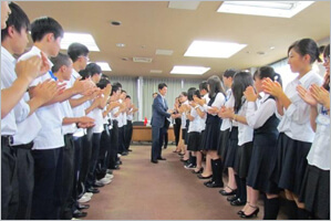 熊谷市長が蘇州・千葉の高校生と一人一人握手している様子