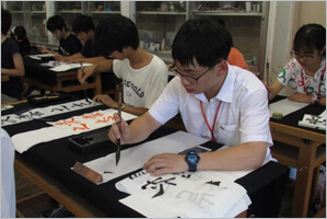 筑波大学附属高校で書道を体験する北京の高校生