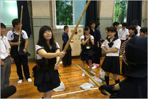 東京学芸大学附属高校で剣道を体験した武漢の高校生
