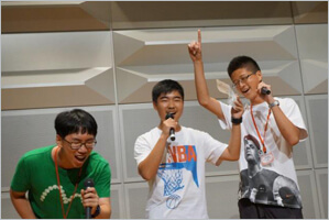 北京の高校生3人組が「いきものがかり」の歌を熱唱