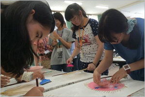 日本文化体験の一環として、うちわ作りを体験する中国の高校生たち