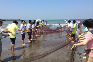 中国の内陸都市の高校生が「地引き網漁」を体験
